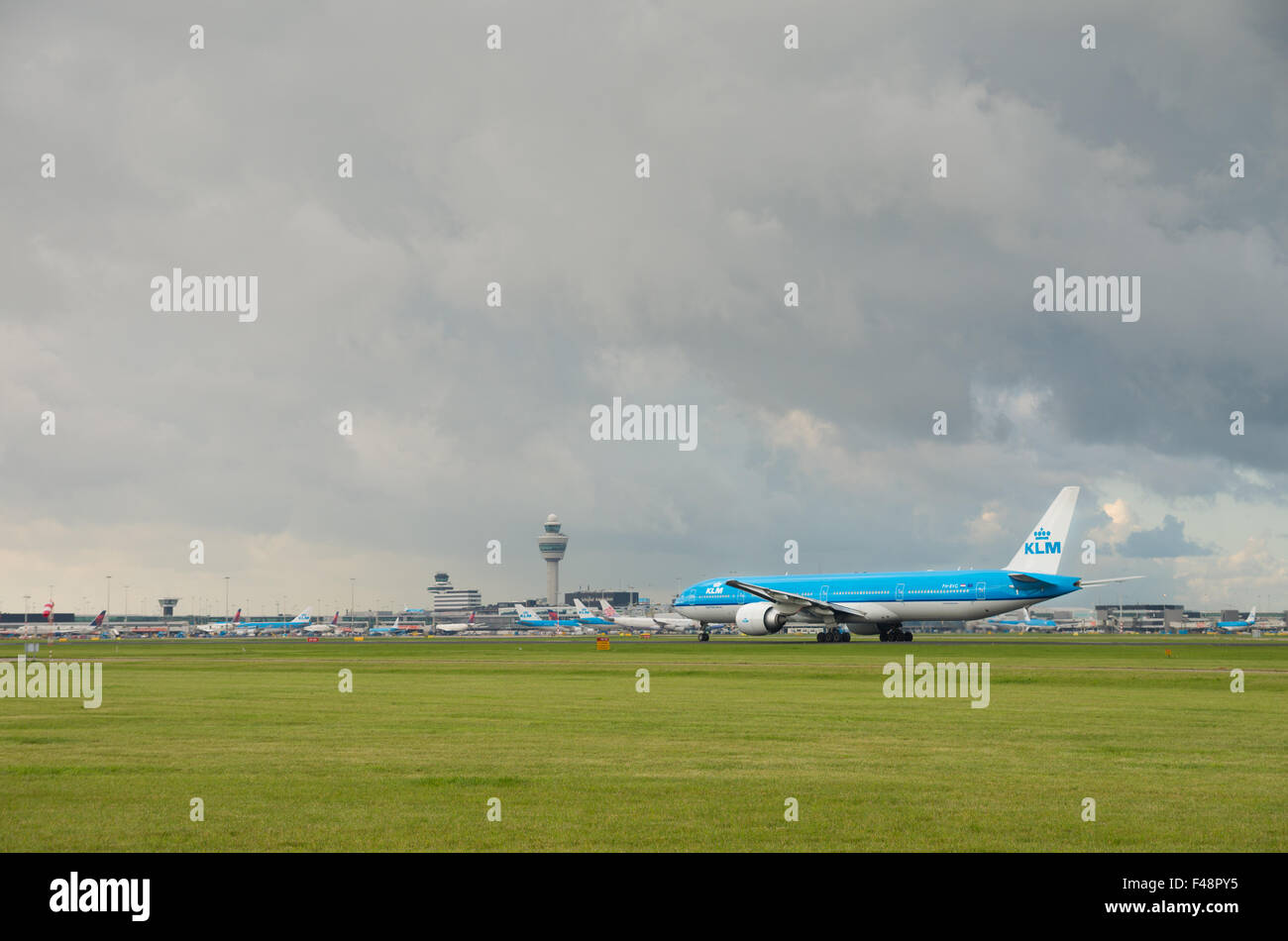 Terrain Ou Les Avions Decollent Et Atterrissent