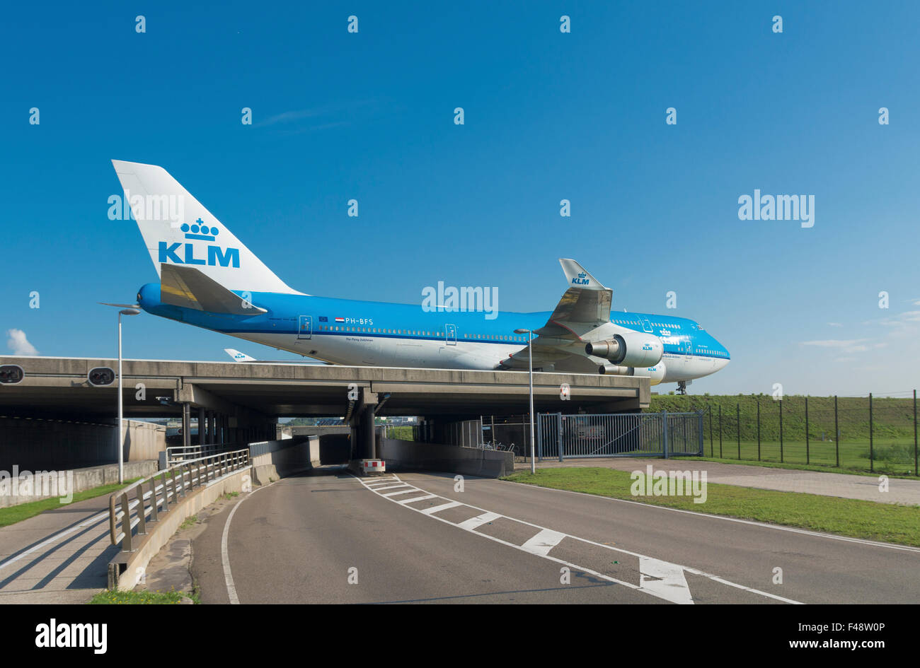 AMSTERDAM - 28 août 2015 : avion KLM sur sa façon de la piste. Il y a 163 destinations desservies par KLM, beaucoup sont situés Banque D'Images