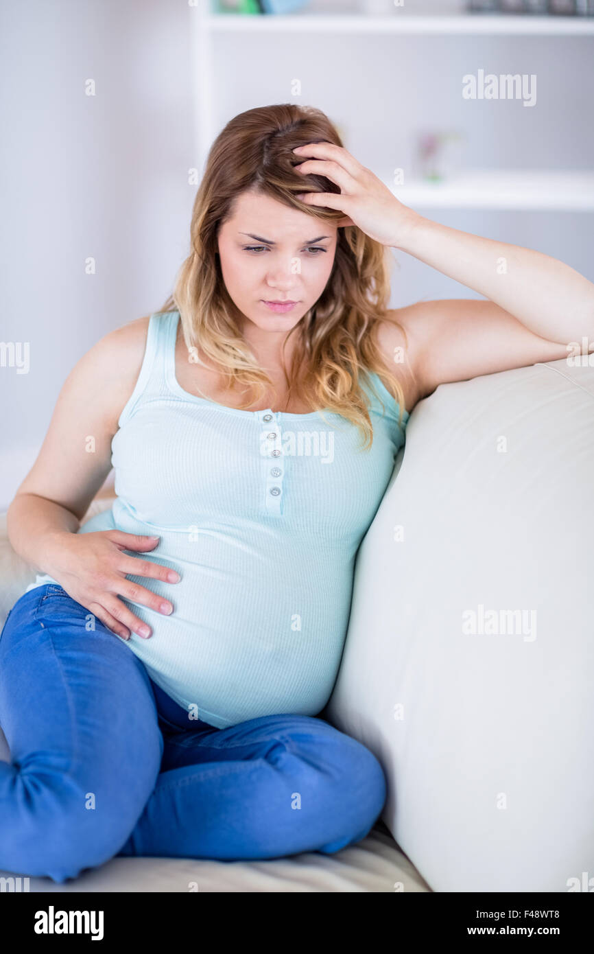 Femme enceinte ayant des maux de tête sur la table Banque D'Images
