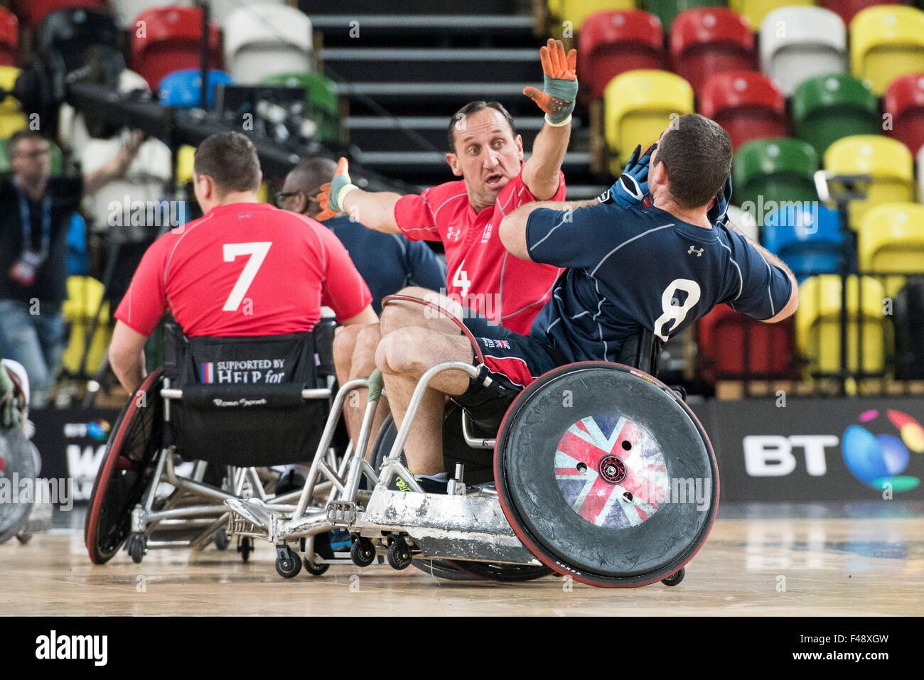 Londres, Royaume-Uni. 15 octobre, 2015. Ben Steele ressemble de passer la balle tandis que Rupert Moon défend au cours de la BT World Wheelchair Rugby Challenge 2015 de l'aide pour Heroes Match d'Exhibition à l'Arène de cuivre le jeudi 15 octobre 2015. Credit : Brandon Griffiths/Alamy Live News Banque D'Images