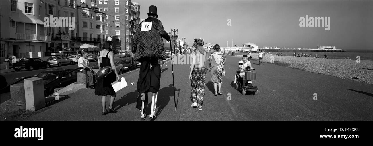 AJAXNETPHOTO. WORTHING, ANGLETERRE. - PROMENADING - MARCHER SUR L'ESPLANADE CÔTÉ PLAGE. PHOTO:JONATHAN EASTLAND/AJAX REF:WP 1017 4 Banque D'Images