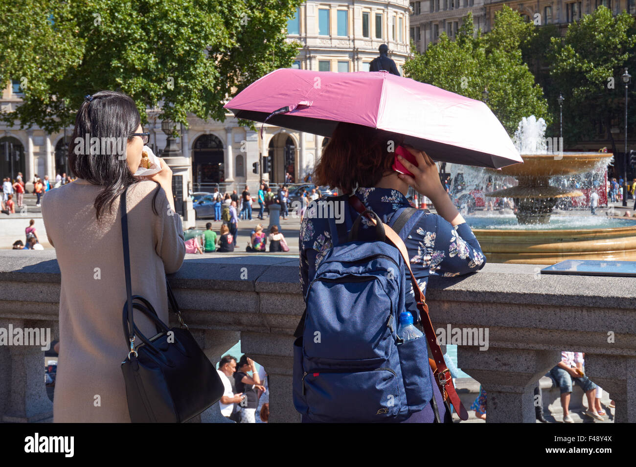 Les touristes sur Trafalgar Square Londres Angleterre Royaume-Uni UK Banque D'Images