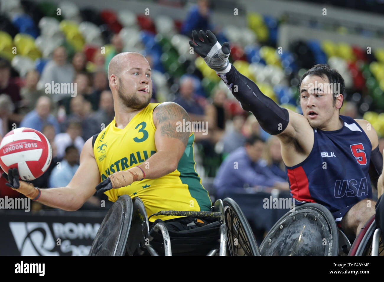Défi Monde de Rugby en fauteuil roulant, Copperbox, Queen Elizabeth Olympic Park, Londres UK. 15 Oct, 2015. Champions du monde de perdre l'Australie USA 54-57. 15 octobre, 2015. Batt aus USA abordés par Aoki. copyright Carol Moir/Alamy Live News Banque D'Images