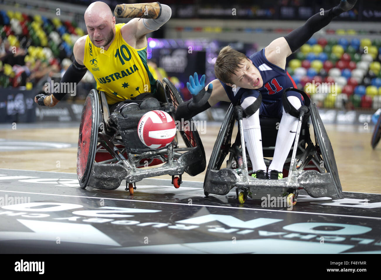Défi Monde de Rugby en fauteuil roulant, Copperbox, Queen Elizabeth Olympic Park, Londres UK. 15 Oct, 2015. Champions du monde Australla perdre à USA 54-57. 15 octobre, 2015. Bond et aus US Mcbride .copyright Carol Moir/Alamy Live News Banque D'Images