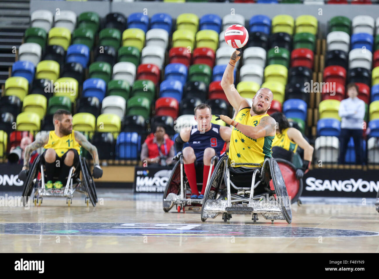 Défi Monde de Rugby en fauteuil roulant, Copperbox, Queen Elizabeth Olympic Park, Londres UK. 15 Oct, 2015. Champions du monde Australla perdre à USA 54-57. 15 octobre, 2015. Aus Batt attrape la balle. copyright Carol Moir/Alamy Live News Banque D'Images