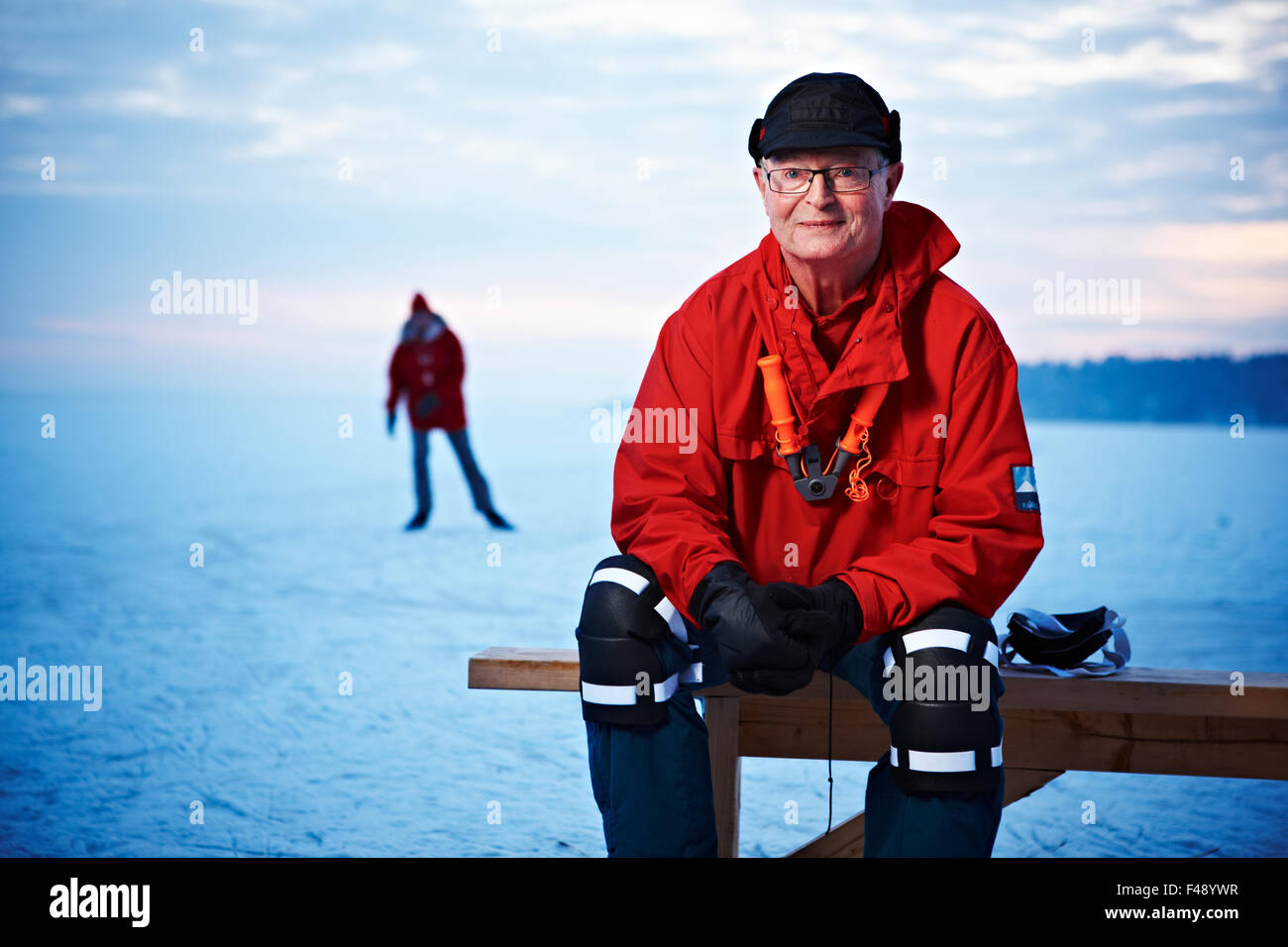 Couple de personnes âgées sur la glace Banque D'Images