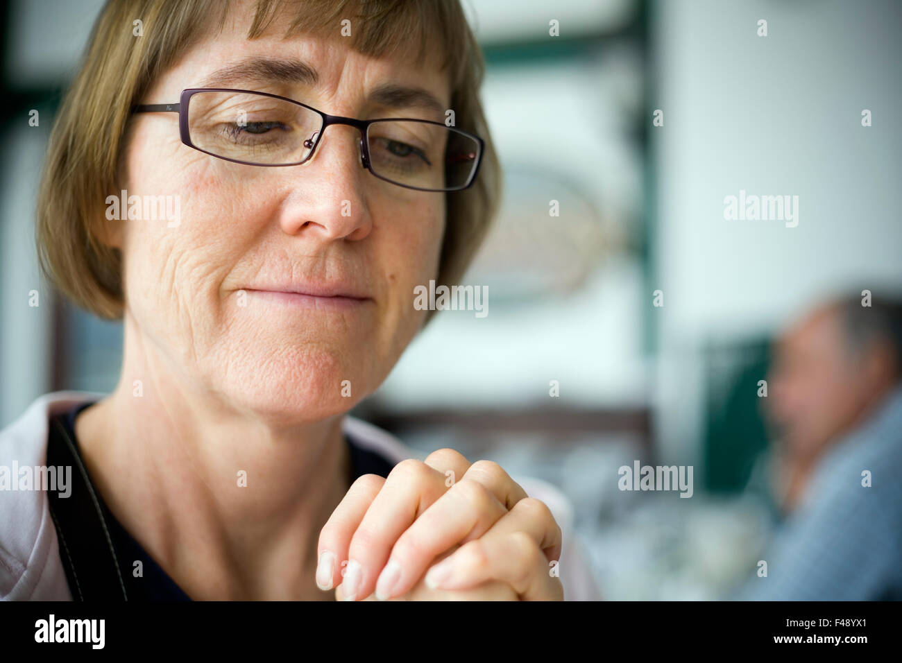 Femme avec ses mains pliées, Afrique du Sud. Banque D'Images