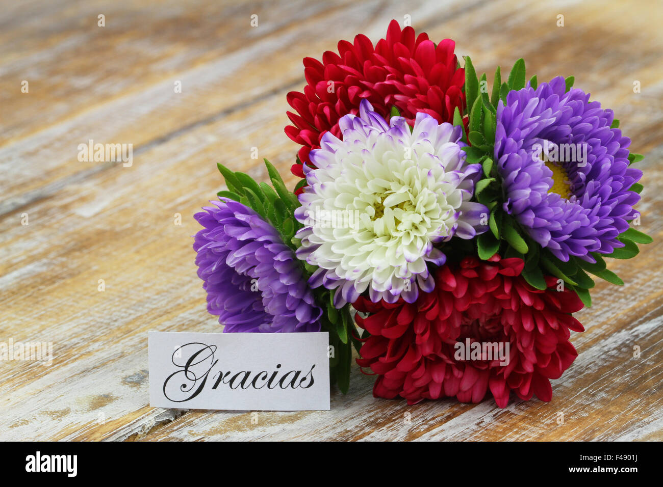 Gracias (ce qui signifie merci en espagnol) avec bouquet coloré de fleurs de l'aster Banque D'Images