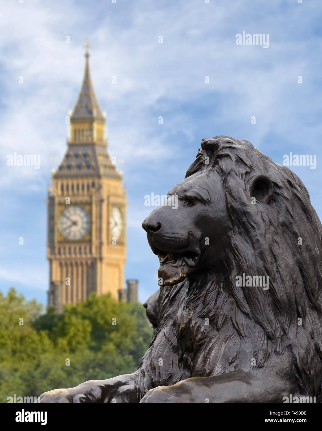 Trafalgar Square Lion avec Big Ben en arrière-plan, Londres, Angleterre, Royaume-Uni Banque D'Images
