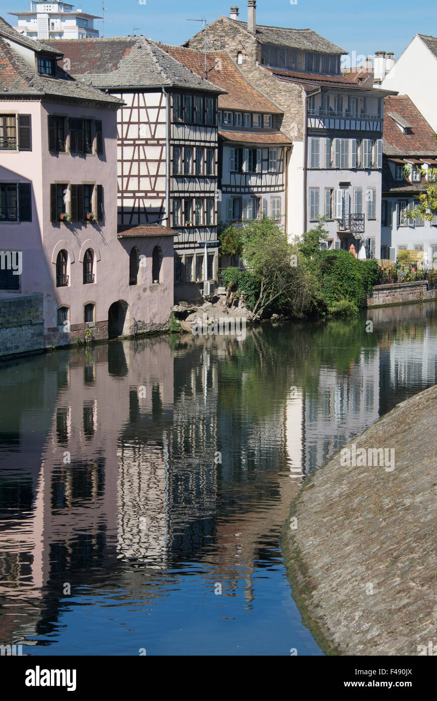 Les bâtiments au bord de la rivière Ill Petite France Strasbourg Alsace France Banque D'Images