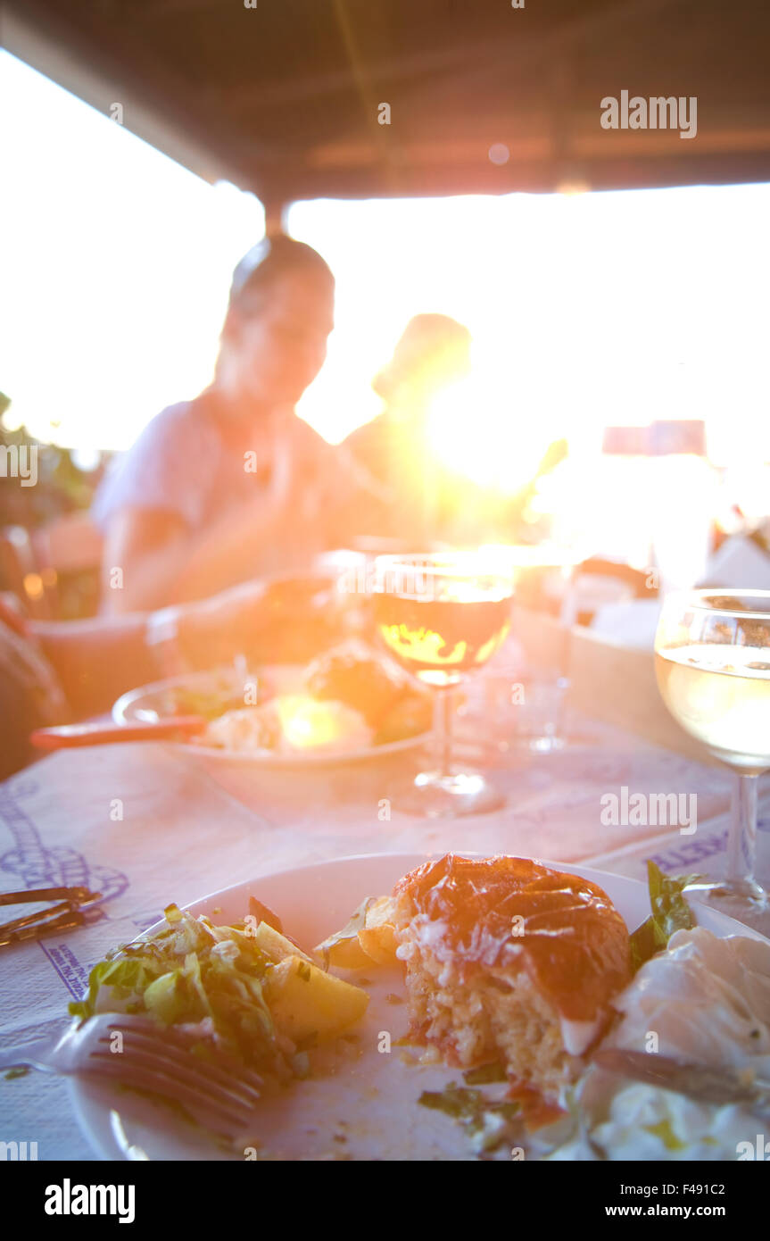Le dîner au coucher du soleil, la Grèce. Banque D'Images