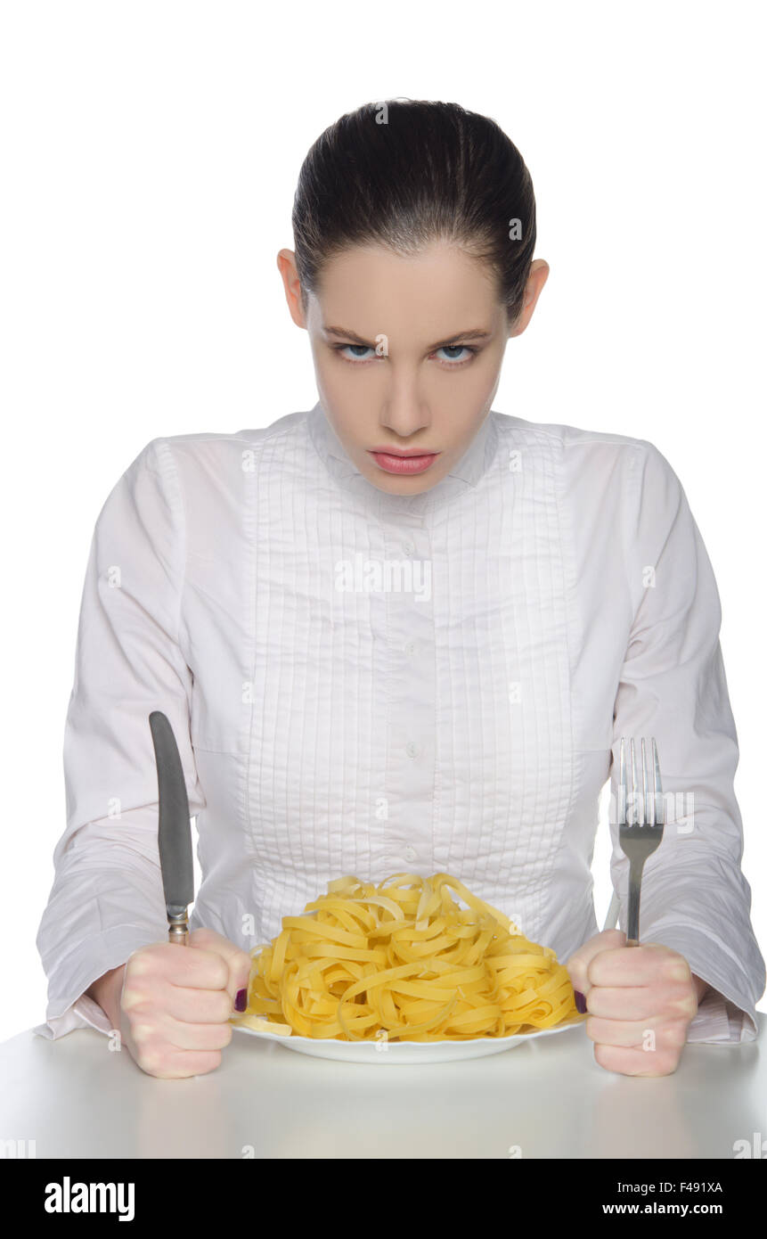 Femme avec un plat de pâtes et couverts Banque D'Images