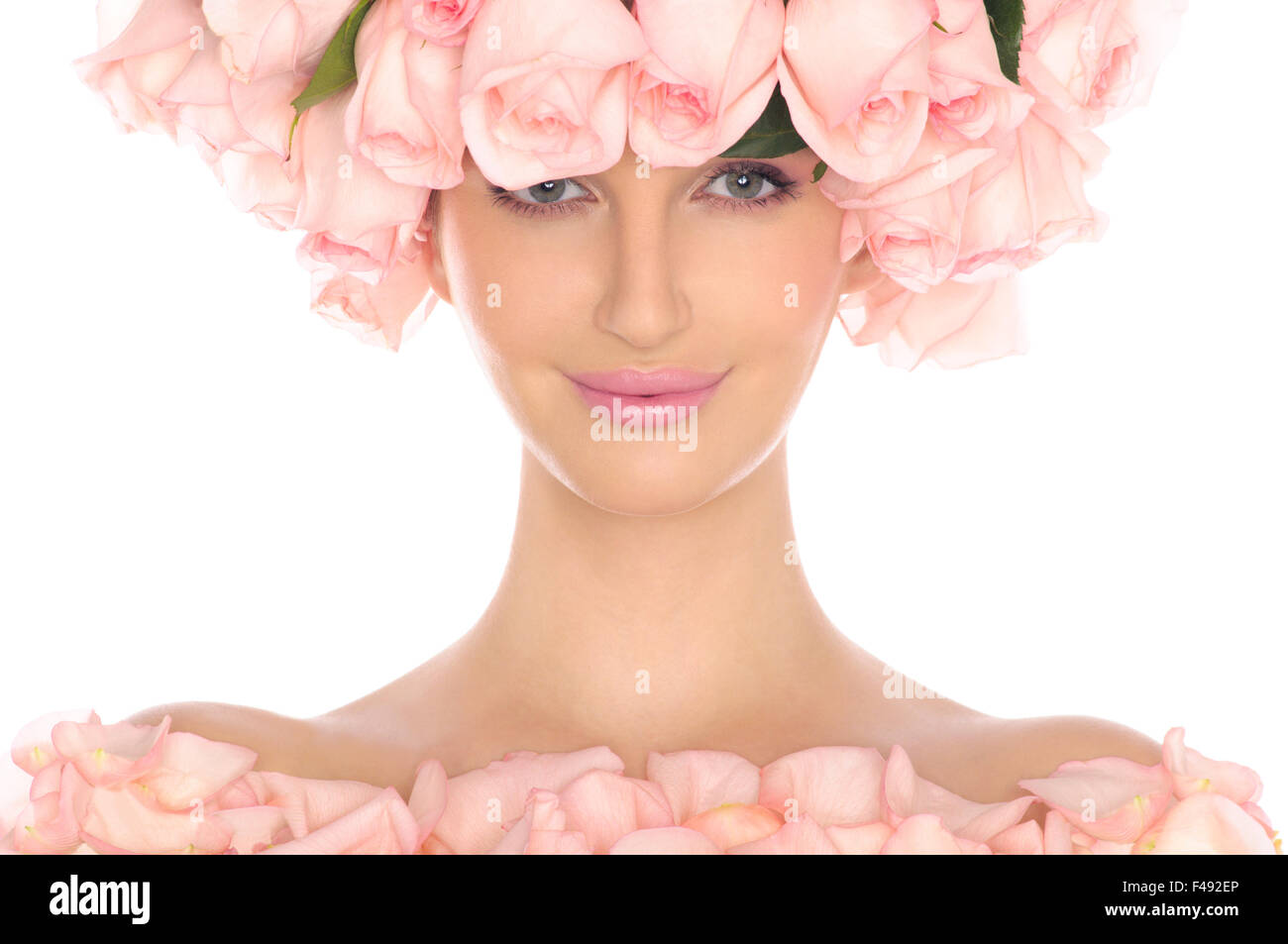 Jeune femme en robe et chapeau de roses roses Banque D'Images