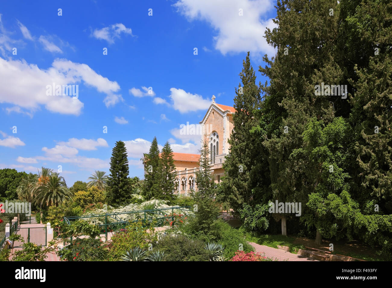 Le temple est entouré d'un jardin luxuriant Banque D'Images