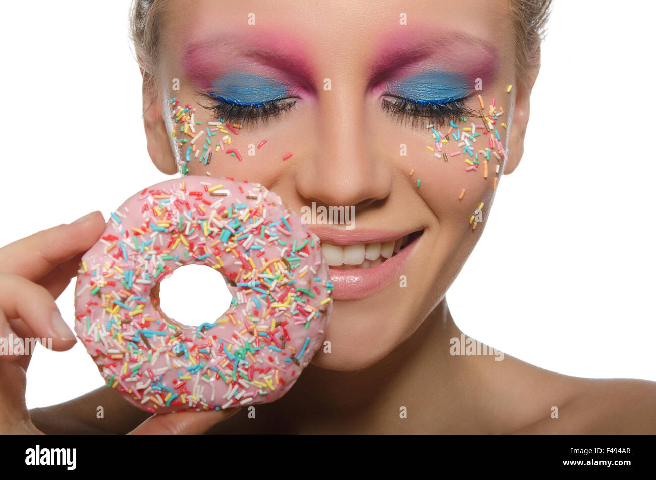 Jeune Jeune femme avec donut dans la bouche Banque D'Images