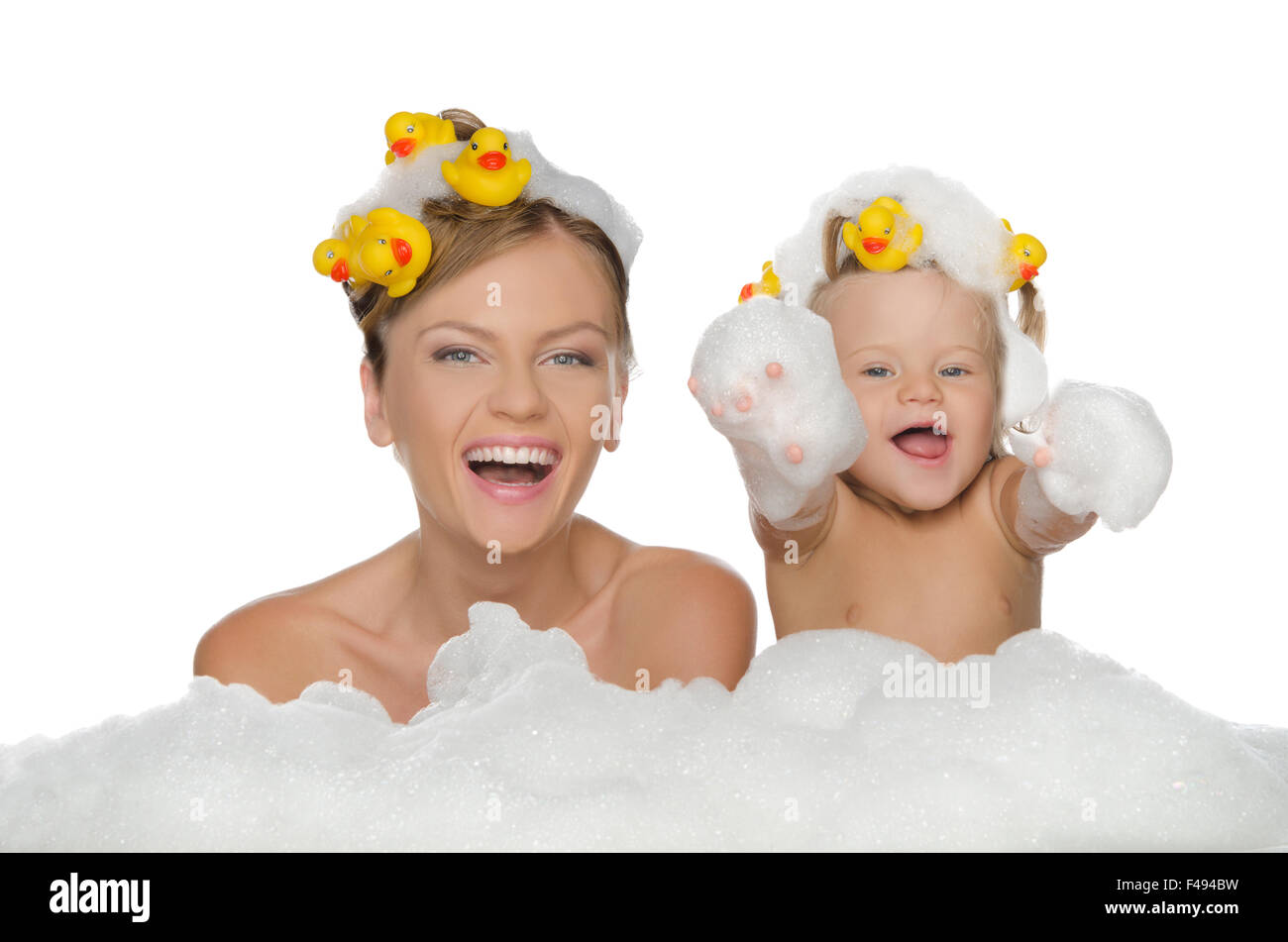 Mère et fille avec des canards en mousse de savon Banque D'Images