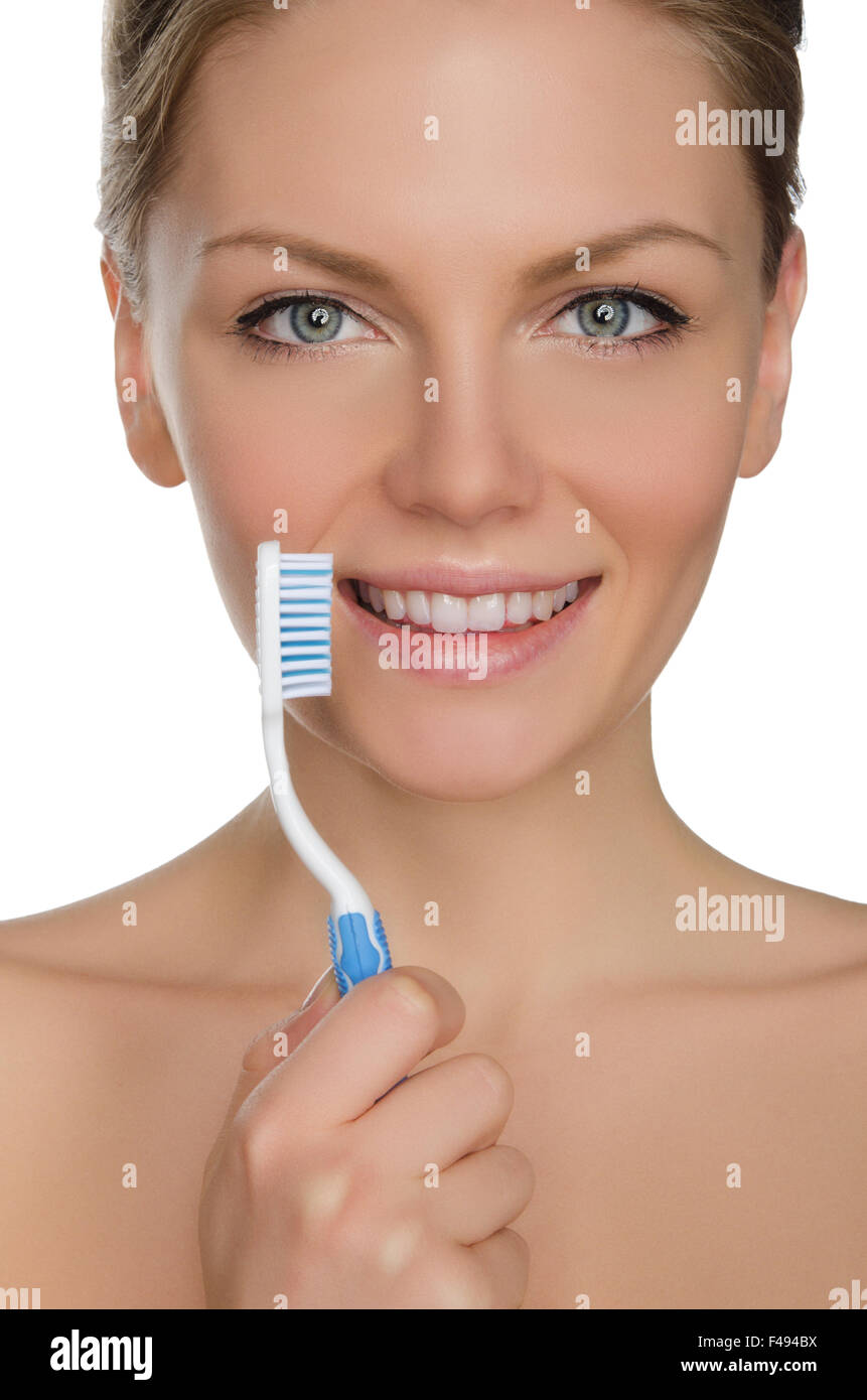 Belle femme avec une brosse à dents dans la bouche Banque D'Images