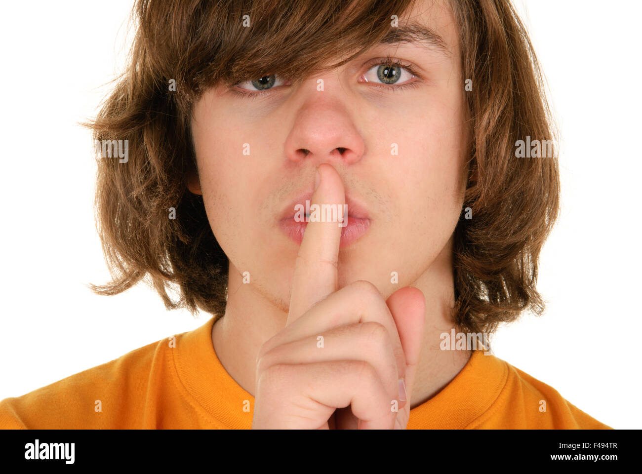 Adolescent détient doigt avant de lèvres Banque D'Images