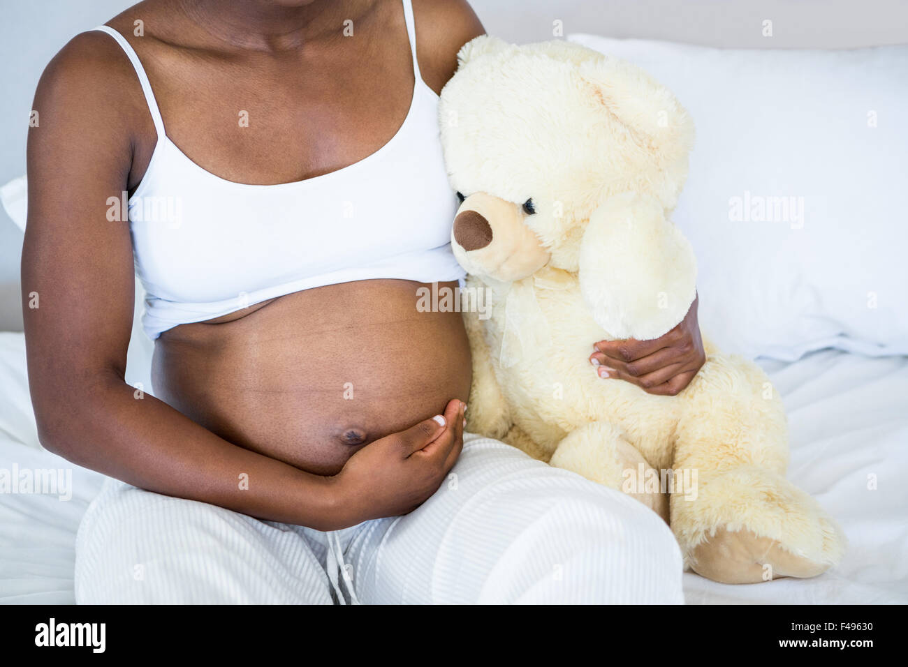 Pregnant woman sitting in bed Banque D'Images