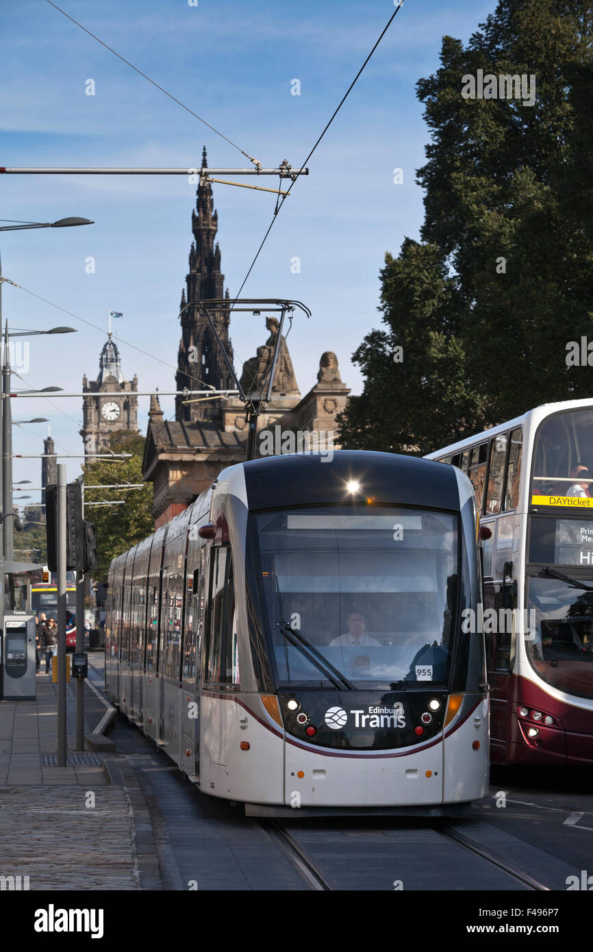 Tramway d'Édimbourg sur Princes Street, avec Scott Monument à fond. Edimbourg, Ecosse. Banque D'Images