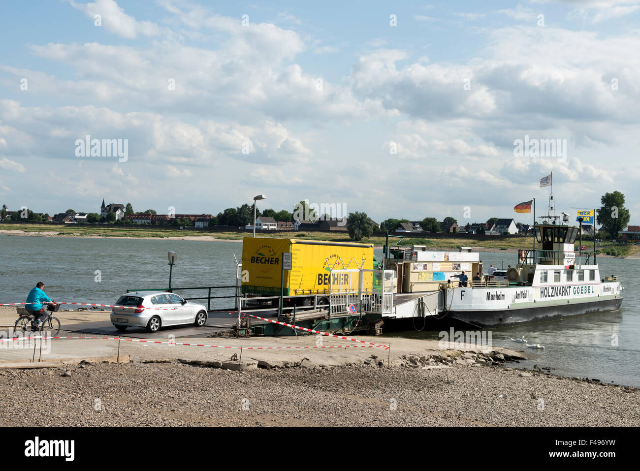 Monheim pour Cologne-Langel et passager car-ferry sur le Rhin en Allemagne, Vöhrenbach, Allemagne. Banque D'Images