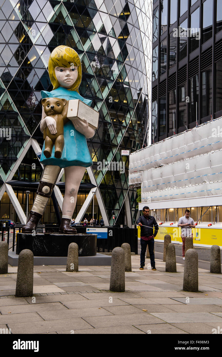 Par "bienfaisance" Damien Hirst, sculpture en face le Gherkin Banque D'Images