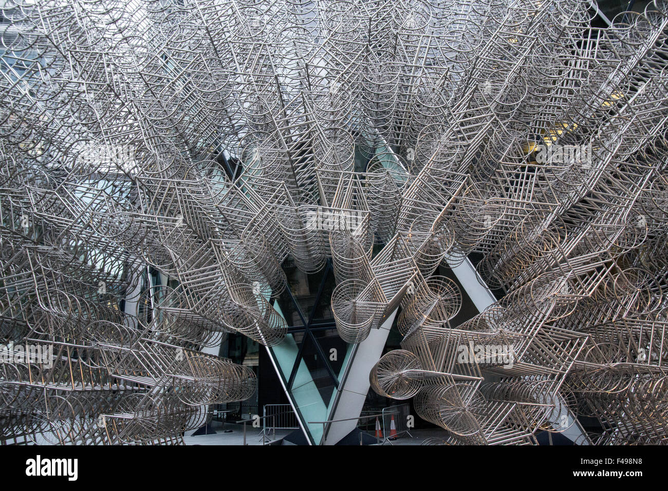 'Forever' par Ai Weiwei, sculpture, les cadres et les roues cycle Banque D'Images