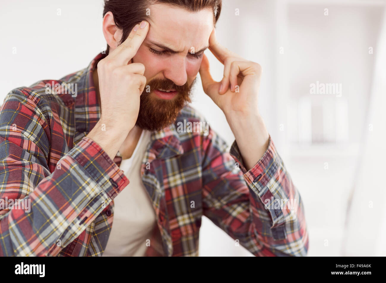 Homme d'avoir un mal de tête Hipster Banque D'Images