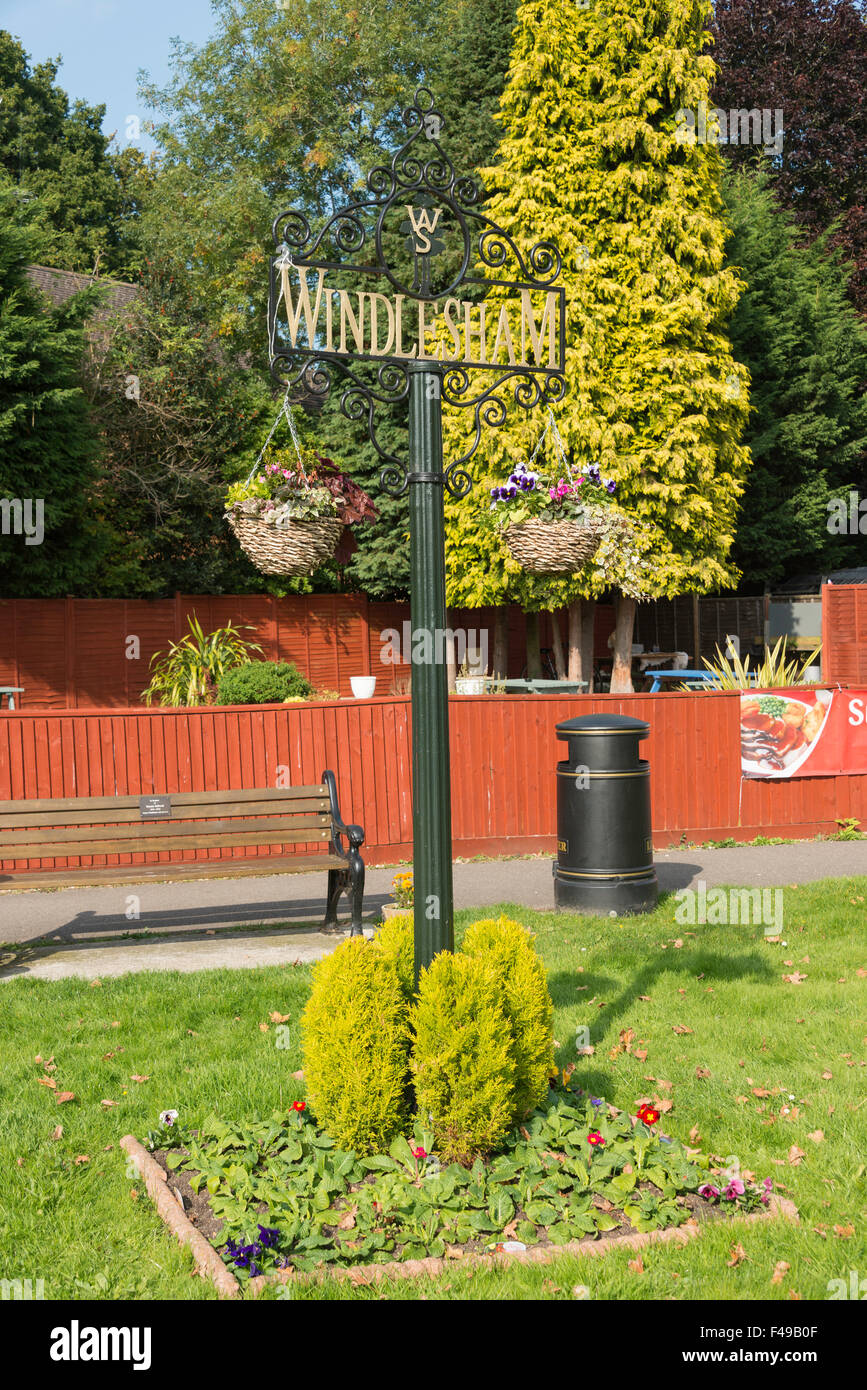 Panneau du village Anseremme, Chertsey Road, Anseremme, Surrey, Angleterre, Royaume-Uni Banque D'Images