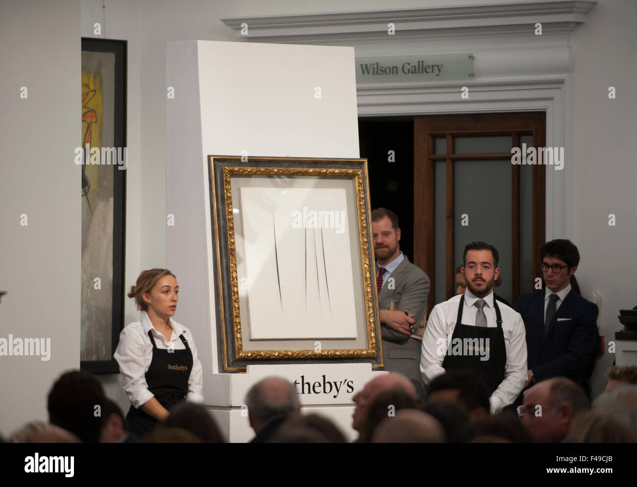 Sotheby's, Londres, Royaume-Uni. 15 octobre, 2015. Lucio Fontana : Concetto Spaziale, attentes (waterpaint sur toile) se vend à 1 250 000 € à la vente de l'art italien du soir chez Sotheby's à Bond Street, Londres. Le soir, le total des ventes atteint €76.8m. Credit : artsimages/Alamy Live News Banque D'Images