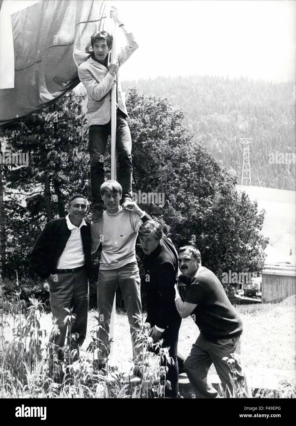 1977 - Les cloches de l'enfer en attente de Gregory Peck, acteur principal du film à être tourné les cloches de l'enfer rendez-ting-une-lin-a-ling d'autres membres de l'intrigue autour de ralenti à Chateau d oex (Suisse). De gauche à droite : David Miller (réalisateur) Burrie de Benning, David Battley, Jacques Marin et Ian McKellen (sur le dessus) costars. 050777 © Keystone Keystone Zurich Photos USA/ZUMAPRESS.com/Alamy Live News Banque D'Images