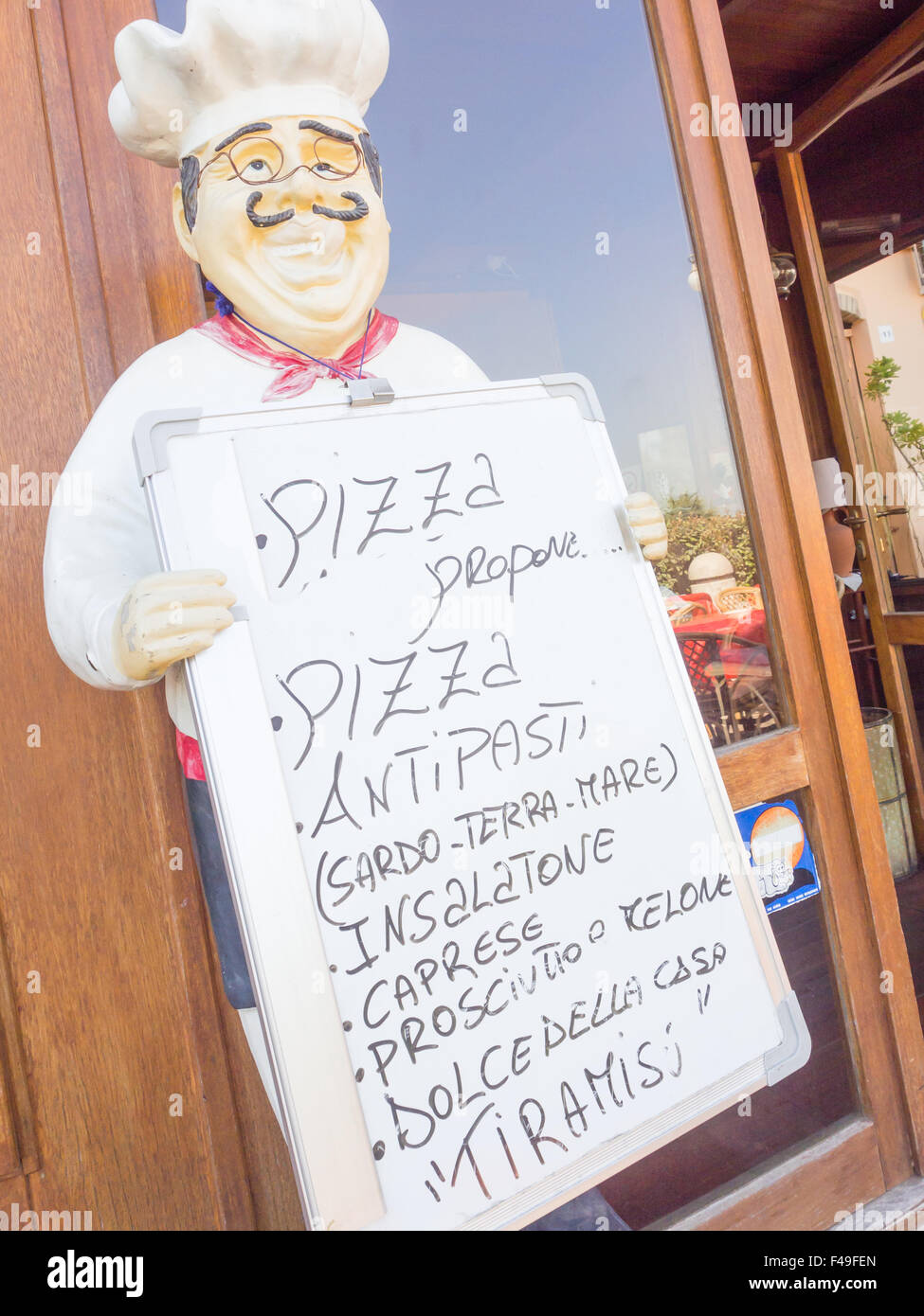 Conseil Chef du restaurant. Marionnette de chef avec un tableau noir pour menu du jour Banque D'Images