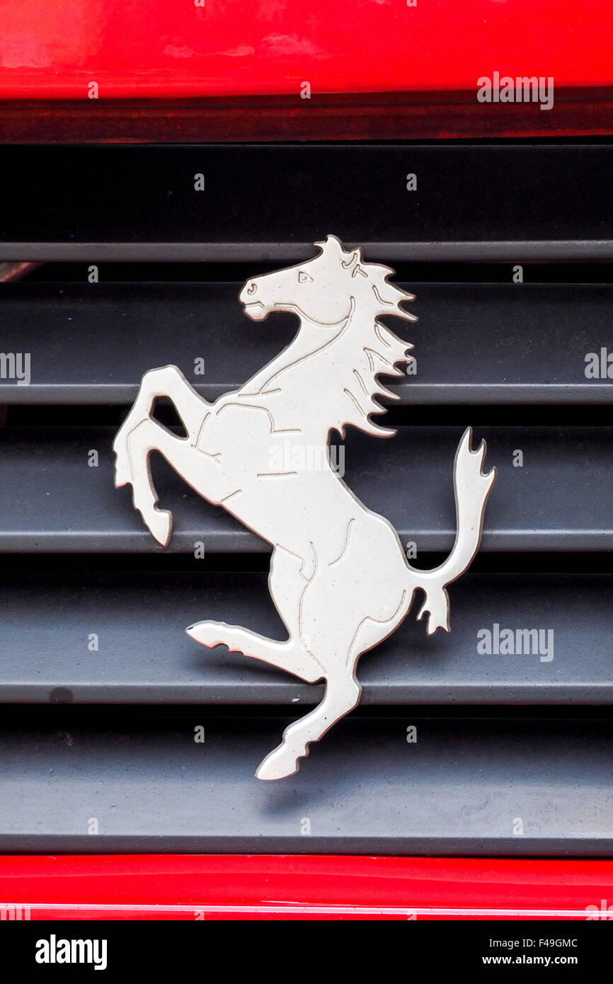 Le fameux cheval cabré, symbole de l'Italien Ferrari, fabricant de voitures de luxe appliqué sur une voiture rouge. Banque D'Images