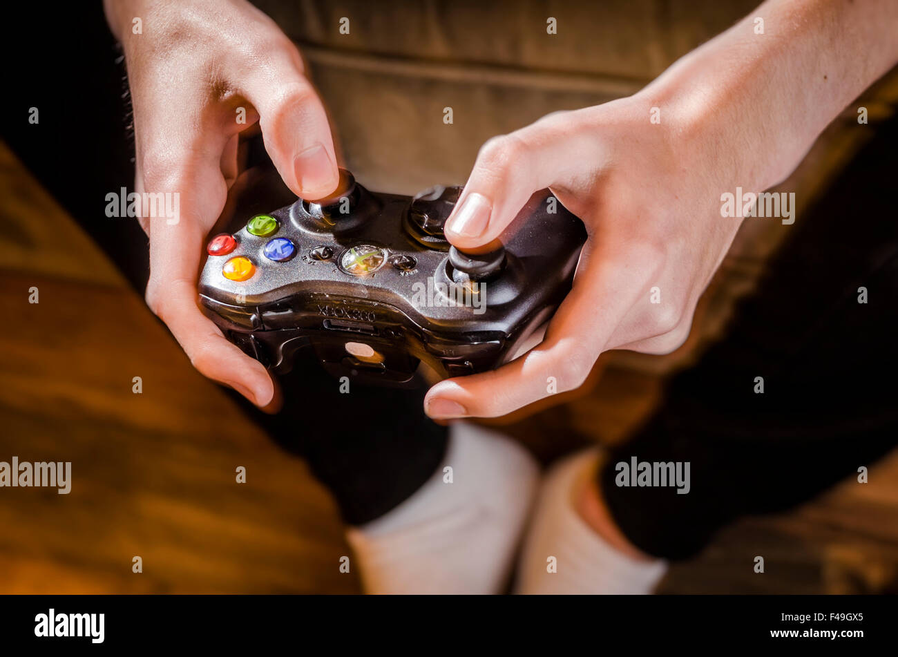 Teenager Playing Video Game Banque D'Images