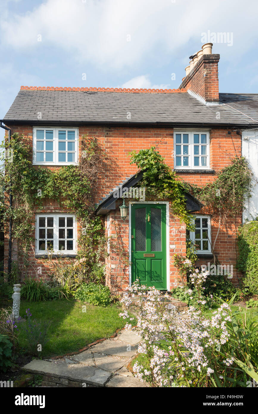 Petit cottage semi-détaché, Chertsey Road, Anseremme, Surrey, Angleterre, Royaume-Uni Banque D'Images