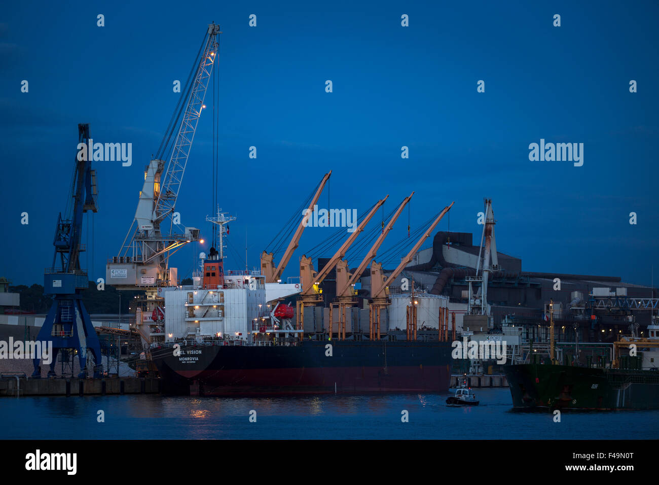 La nuit, un transporteur en vrac dans le port de Bayonne sur l'Adour (France). Dans carrier le port de Bayonne sur l'Adour (France). Banque D'Images