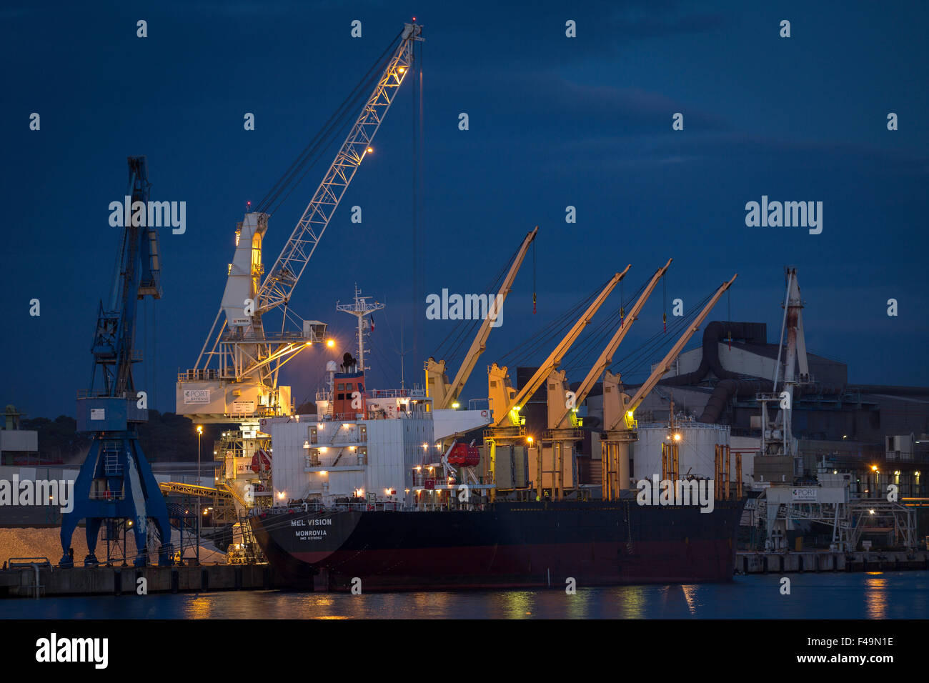 La nuit, un transporteur en vrac dans le port de Bayonne sur l'Adour (France). Dans carrier le port de Bayonne sur l'Adour (France). Banque D'Images