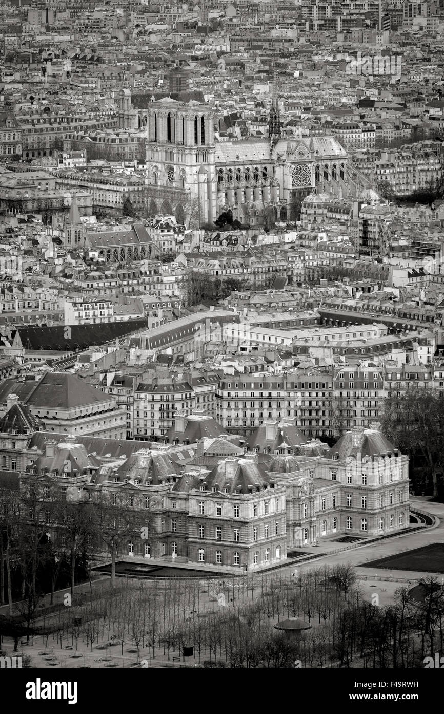 Noir & Blanc, toits de Paris d'en haut avec le Jardin du Luxembourg et la cathédrale Notre-Dame. Rive gauche, Ile de France, France Banque D'Images