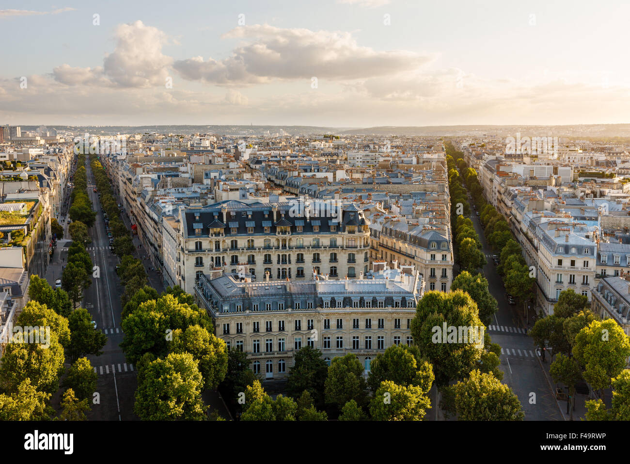Vue aérienne du 16ème arrondissement de Paris, France. Vue sur les toits et les bâtiments de style Haussmannien fin après-midi d'été Banque D'Images