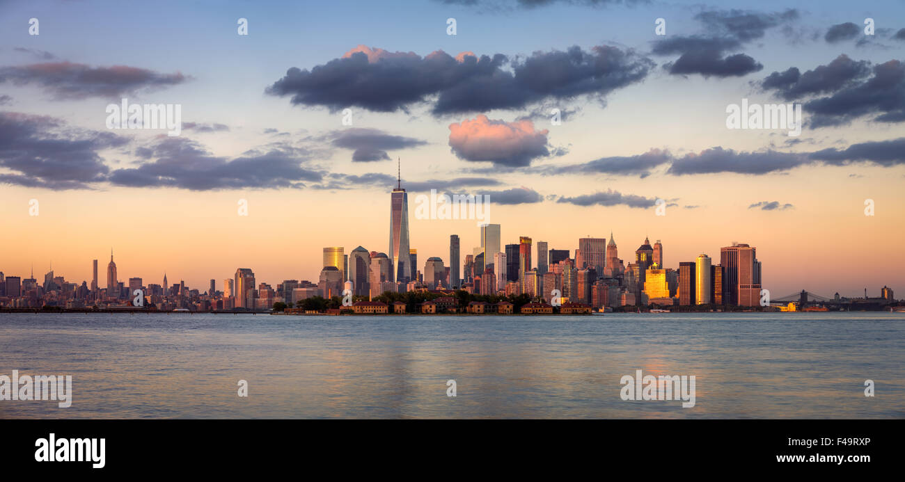 Gratte-ciel de Manhattan, le quartier financier et Ellis Island Panorama au coucher du soleil, New York City, USA Banque D'Images