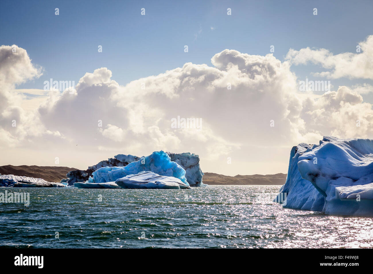 Les icebergs flottant dans la lagune Jokulsarlon par la côte sud de l'Islande Banque D'Images