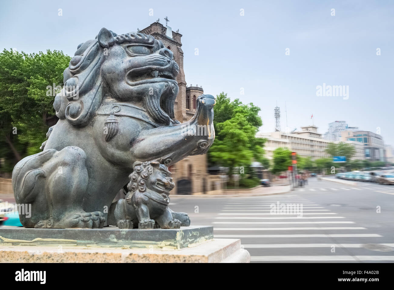Carrefour et la statue de lion en cuivre Banque D'Images