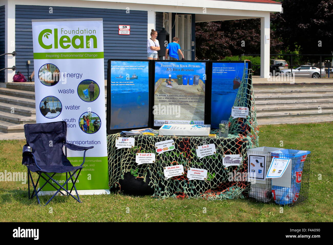 Nettoyer une pièce ou de l'environnement Fondation affiche faisant la promotion de la conservation de l'énergie, le recyclage, l'eau potable, l'éducation, la gestion des déchets, etc. Banque D'Images