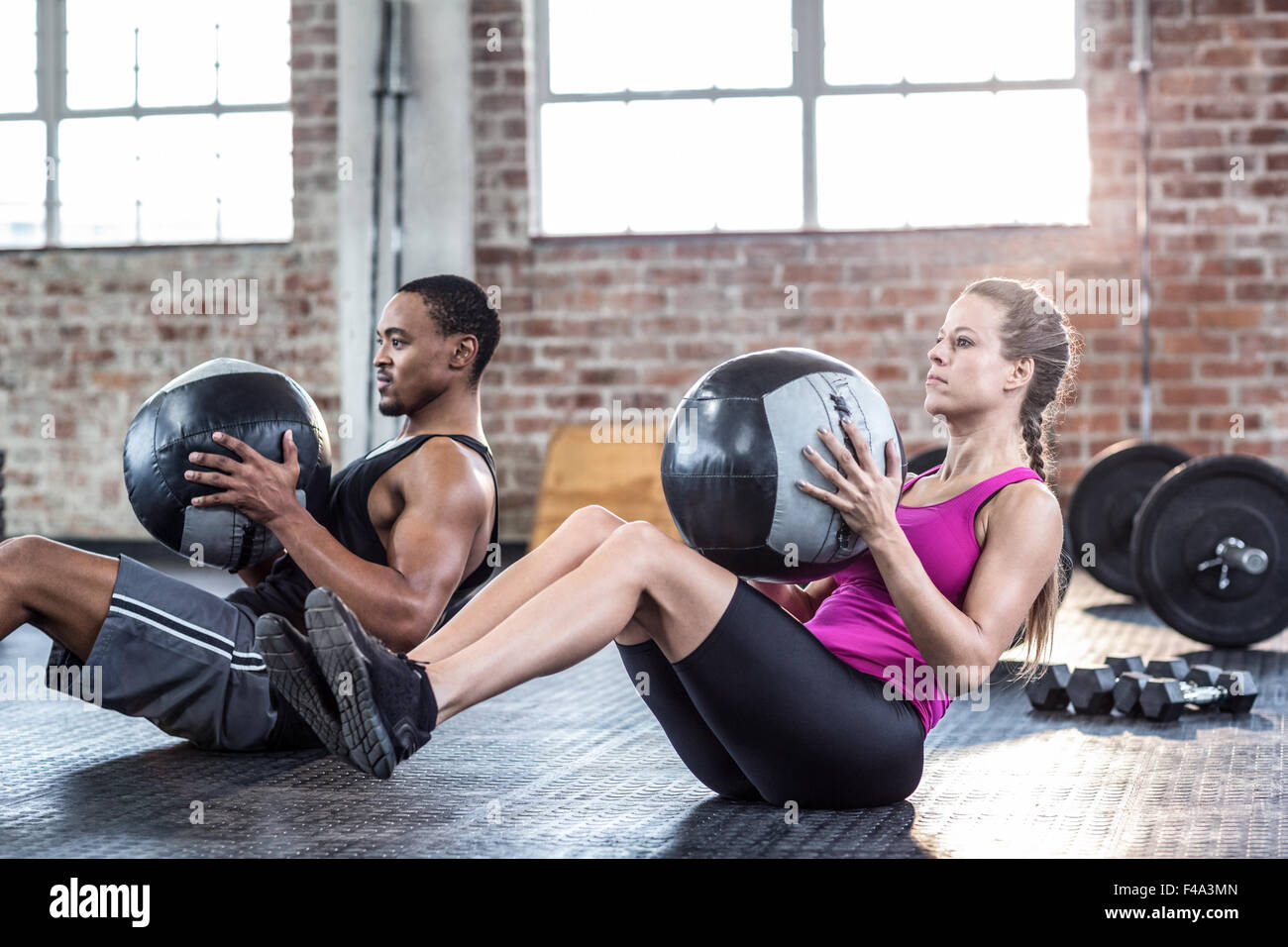 Monter couple exercice balle abdominale Banque D'Images