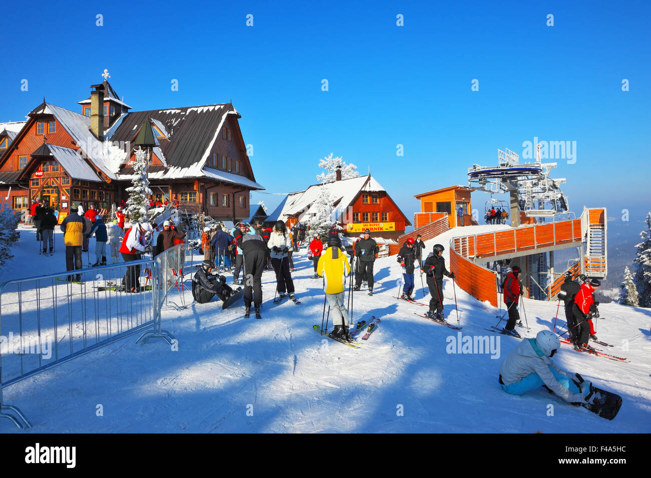 Les skieurs en vestons lumineux Banque D'Images