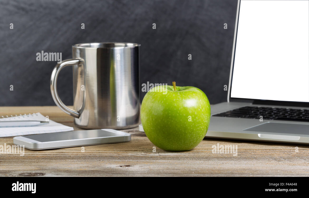 Focus sélectif d'une pomme verte fraîche sur l'école 24 avec la technologie. La mise en page en format horizontal avec l'exemplaire de l'espace. Banque D'Images
