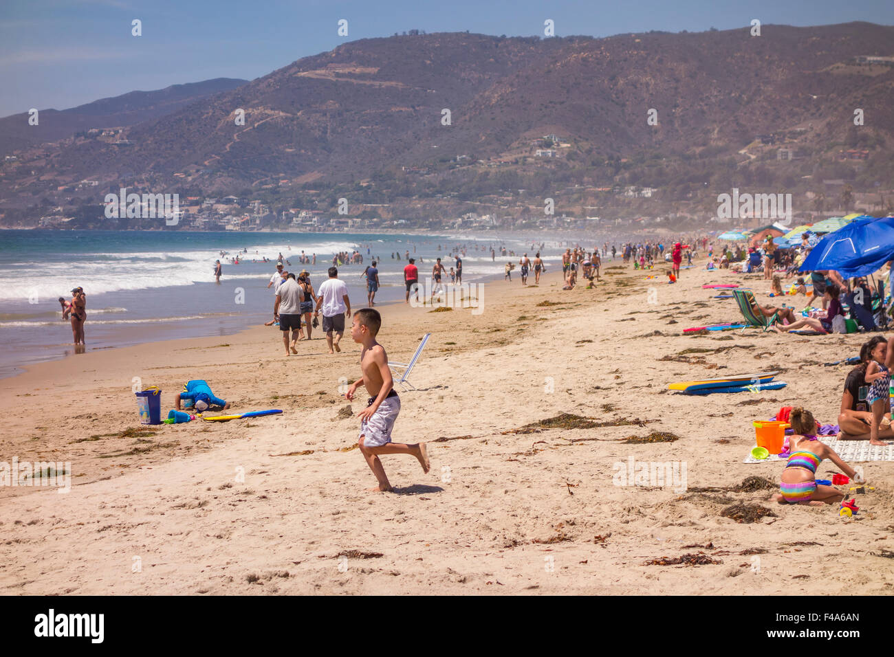 ZUMA Beach, Californie, USA - Personnes à Zuma beach, plage publique au nord de Malibu. Banque D'Images
