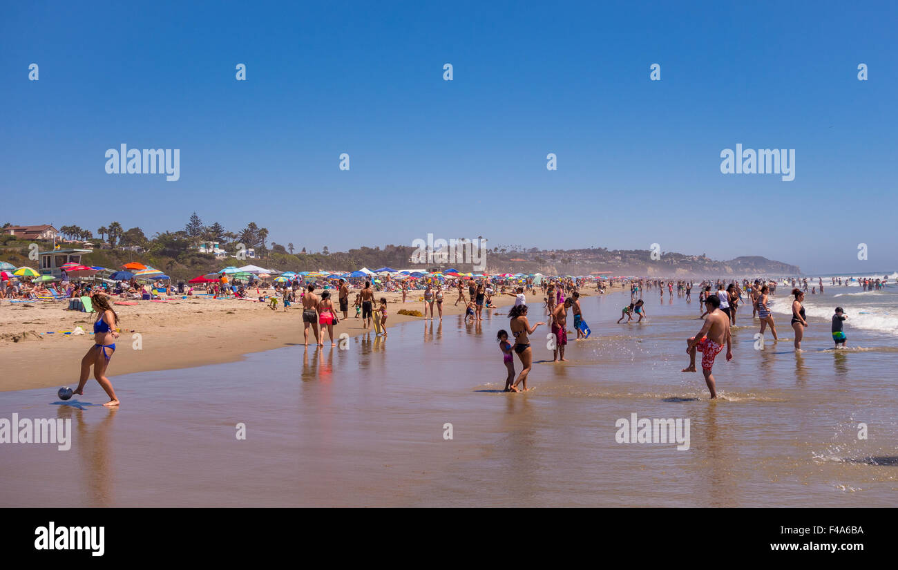 ZUMA Beach, Californie, USA - Personnes à Zuma beach, plage publique au nord de Malibu. Banque D'Images