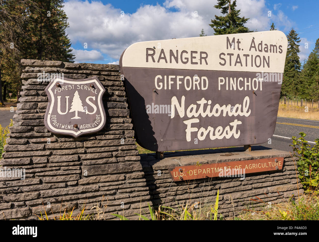 TROUT LAKE, Washington, USA - Mont Adams signe Ranger Station, Gifford Pinchot National Forest. Banque D'Images