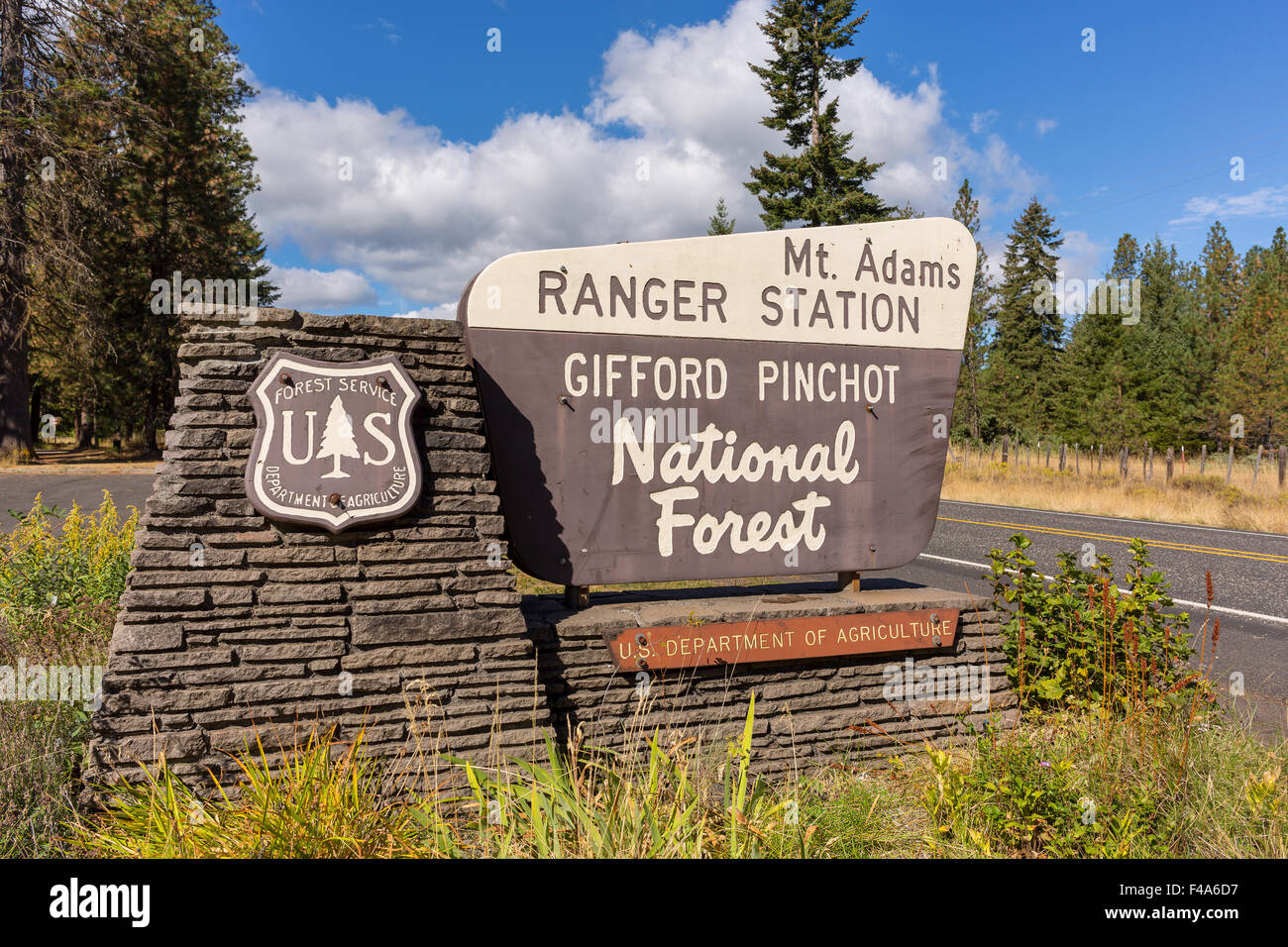 TROUT LAKE, Washington, USA - Mont Adams signe Ranger Station, Gifford Pinchot National Forest. Banque D'Images